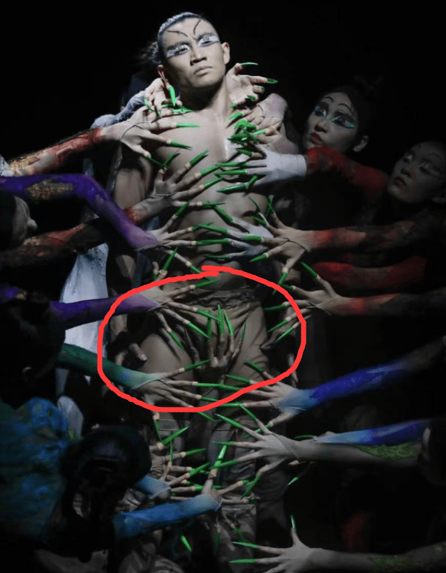 Vũ đạo của Dương Lệ Bình tiếp tục gây tranh cãi vì khó hiểu, trang phục hở hang.