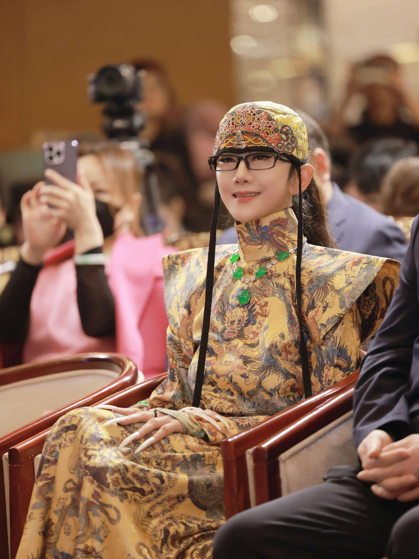 Vũ đạo của Dương Lệ Bình tiếp tục gây tranh cãi vì khó hiểu, trang phục hở hang.