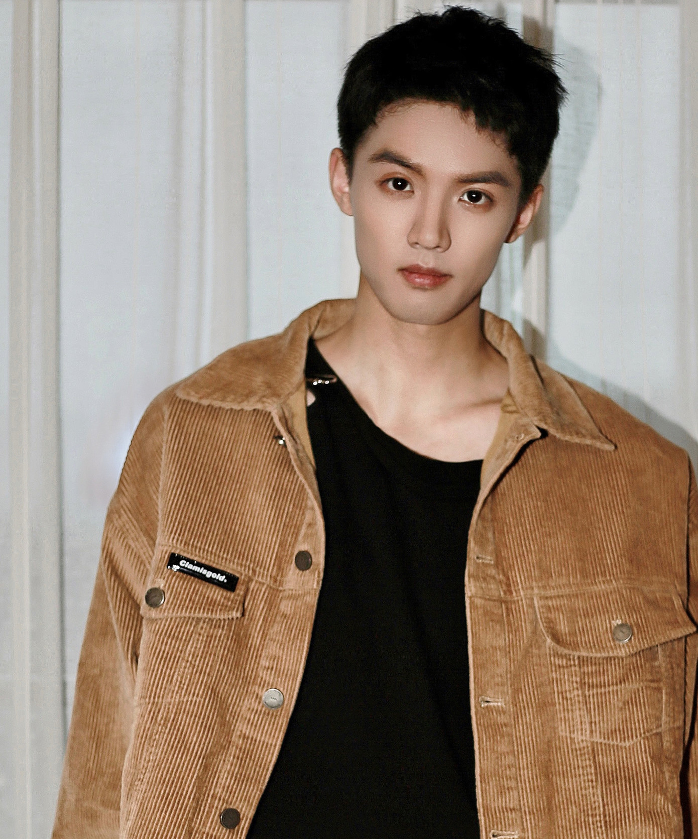 Châu Tuấn Vỹ là ngôi sao trẻ đang lên của màn ảnh Hoa ngữ nhưng bị cấm hoạt động nghệ thuật.