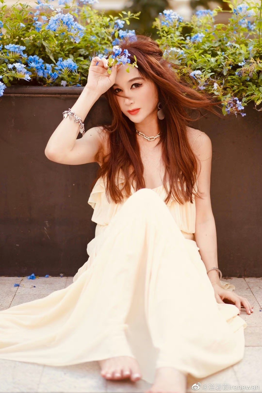 Ôn Bích Hà có phong cách trẻ trung, mộng mơ, gợi cảm dù bước sang tuổi U60. Ôn Bích Hà có phong cách trẻ trung, mộng mơ, gợi cảm dù bước sang tuổi U60.