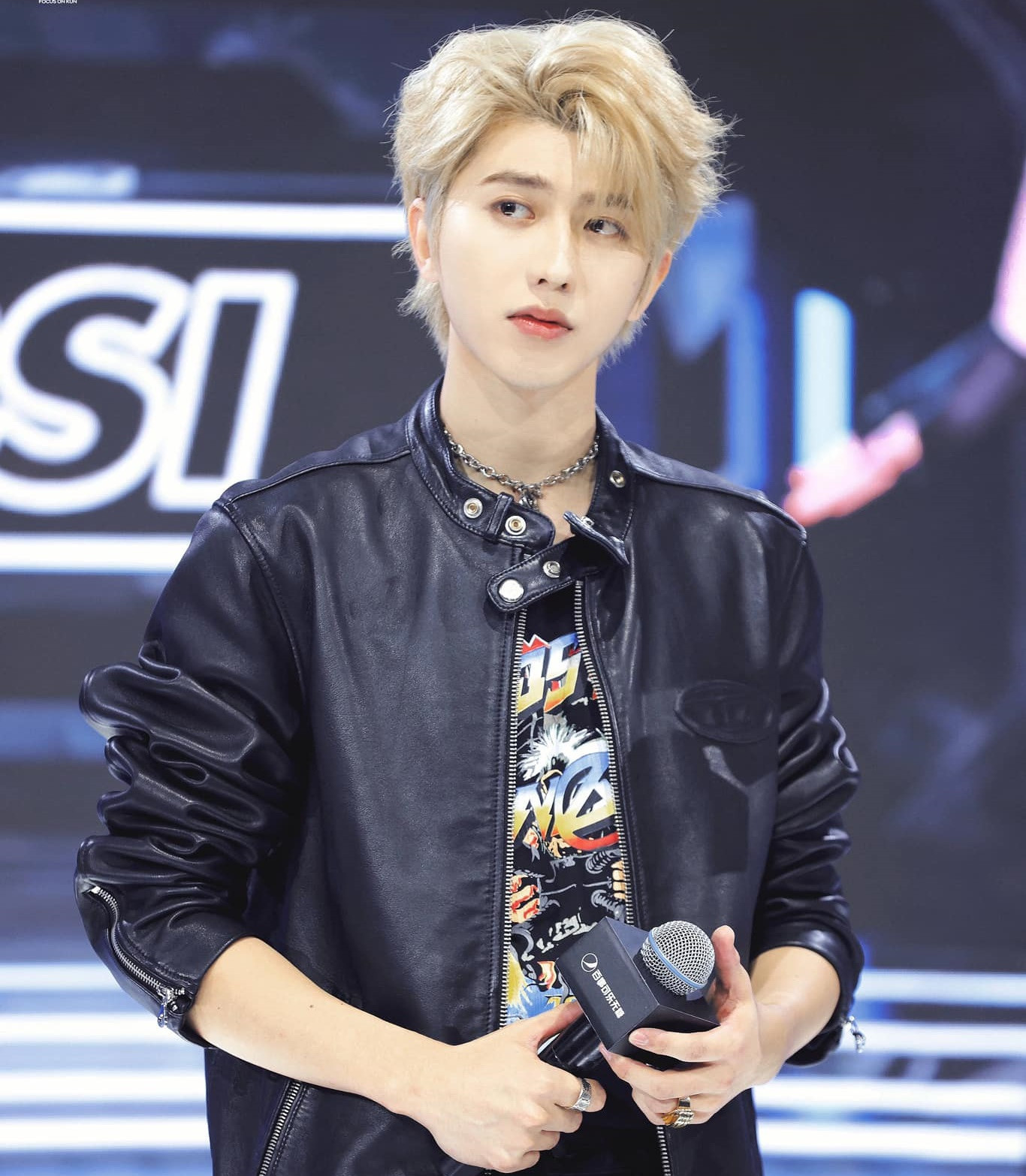 Hình ảnh được cho là của Thái Từ Khôn và cô gái W. Theo blogger, chính nhân viên trong công ty của nam ca sĩ đã chụp lại hình ảnh trên làm bằng chứng.