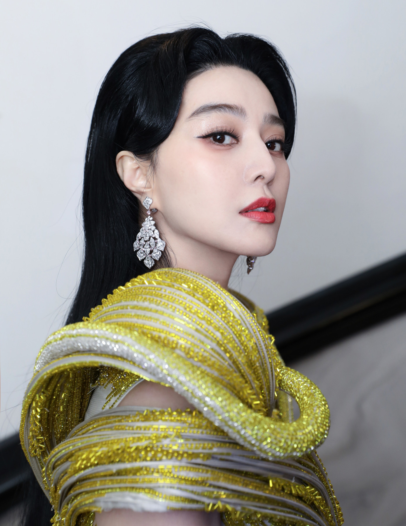 Do đó, khi nhận lời tham gia Green Light, Phạm Băng Băng sẵn sàng đóng cảnh bị cưỡng hiếp, nhục mạ, nhân vật của cô liên tục buông lời chửi bới và còn có tình yêu đồng tính nữ. Đây là vai diễn nặng ký, có tính đột phá so với hình tượng trước đó của nữ diễn viên. Tuy nhiên, bộ phim Green Light không đạt thành tích nào tại LHP Berlin. Bên cạnh đó, giới chuyên môn cũng có những nhận xét không mấy tích cực về nội dung và diễn xuất trong tác phẩm. Do đó, khi nhận lời tham gia Green Light, Phạm Băng Băng sẵn sàng đóng cảnh bị cưỡng hiếp, nhục mạ, nhân vật của cô liên tục buông lời chửi bới và còn có tình yêu đồng tính nữ. Đây là vai diễn nặng ký, có tính đột phá so với hình tượng trước đó của nữ diễn viên. Tuy nhiên, bộ phim Green Light không đạt thành tích nào tại LHP Berlin. Bên cạnh đó, giới chuyên môn cũng có những nhận xét không mấy tích cực về nội dung và diễn xuất trong tác phẩm.