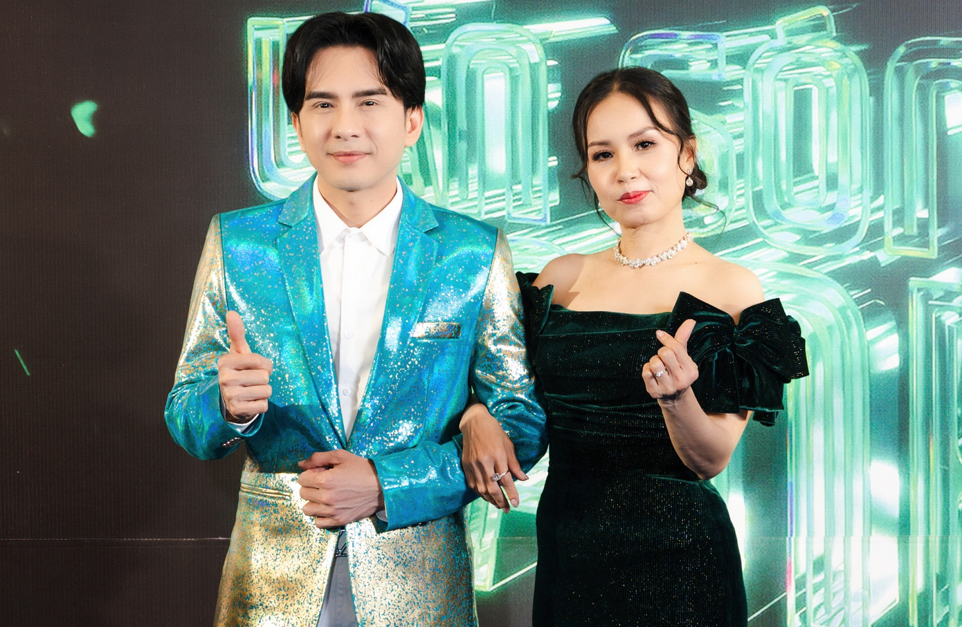 Hai ca sĩ Đan Trường, Cẩm Ly sánh bước cùng nhau. Đan Trường và Cẩm Ly nhận giải Thành tựu cho những đóng góp vào nền âm nhạc Việt trong nhiều năm qua. Trên sân khấu, cặp đôi tái hiện một loạt hit mang dấu ấn cá nhân, đã từng làm mưa làm gió trong bảng xếp hạng. Hai ca sĩ Đan Trường, Cẩm Ly sánh bước cùng nhau. Đan Trường và Cẩm Ly nhận giải Thành tựu cho những đóng góp vào nền âm nhạc Việt trong nhiều năm qua. Trên sân khấu, cặp đôi tái hiện một loạt hit mang dấu ấn cá nhân, đã từng làm mưa làm gió trong bảng xếp hạng.