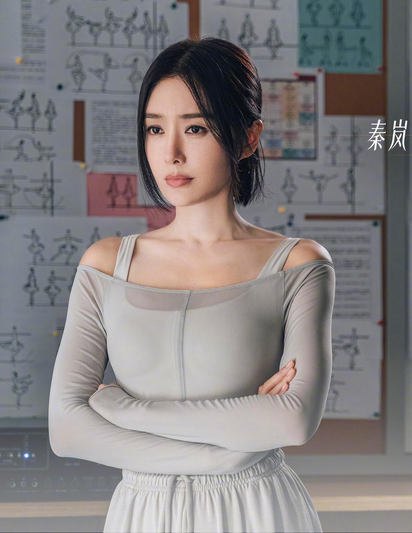 Theo đó, trong một cảnh quay, khán giả chú ý tới vóc dáng quyến rũ của Tần Lam ở tuổi 44, những đường cong cơ thể nữ tính, đôi chân dài, eo thon hông nở trở thành niềm khát khao của nhiều khán giả nữ. Chủ đề "tỷ lệ eo hông của Tần Lam" cũng thu hút tới gần 50 triệu lượt đọc với hơn 4.000 bình luận trên mạng xã hội Weibo.