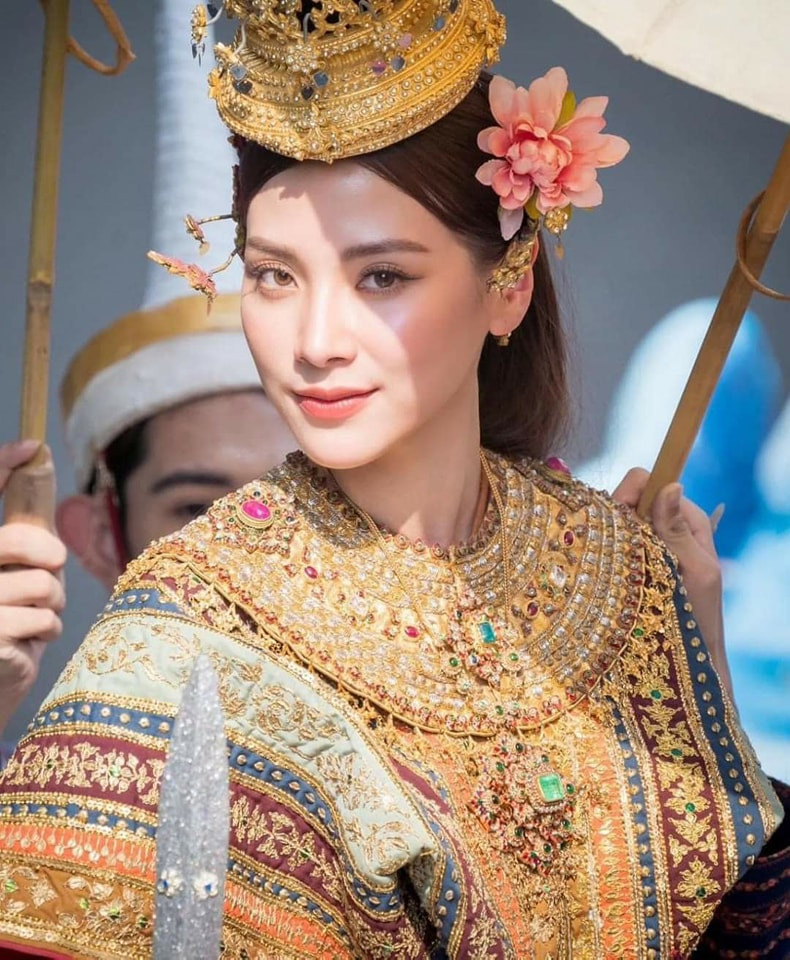 Một số nữ diễn viên có vẻ đẹp cổ điển như Bella Ranee, Taew Natapohn, Min Pechaya là những người thường xuyên được mời vào vai nữ thần Songkran. Năm nay, Baifern Pimchanok được đánh giá là ngôi sao nổi bật nhất.