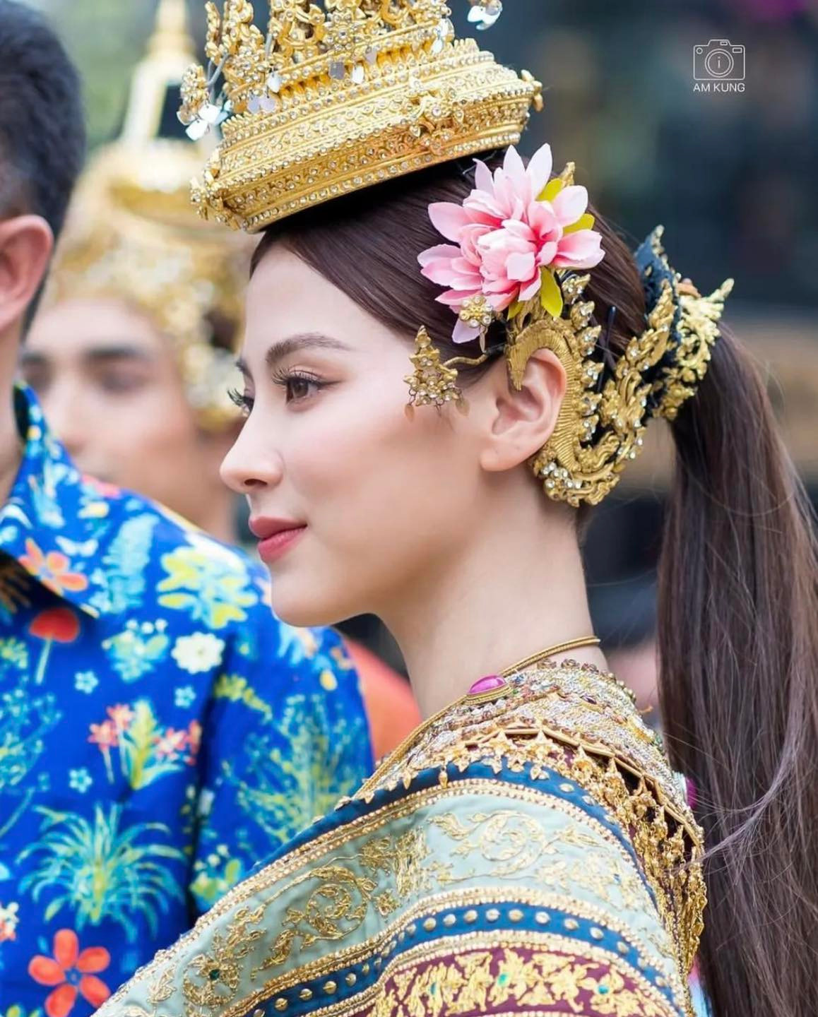 Một số nữ diễn viên có vẻ đẹp cổ điển như Bella Ranee, Taew Natapohn, Min Pechaya là những người thường xuyên được mời vào vai nữ thần Songkran. Năm nay, Baifern Pimchanok được đánh giá là ngôi sao nổi bật nhất.