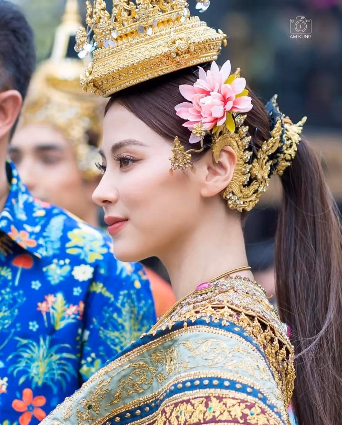 Một số nữ diễn viên có vẻ đẹp cổ điển như Bella Ranee, Taew Natapohn, Min Pechaya là những người thường xuyên được mời vào vai nữ thần Songkran. Năm nay, Baifern Pimchanok được đánh giá là ngôi sao nổi bật nhất.