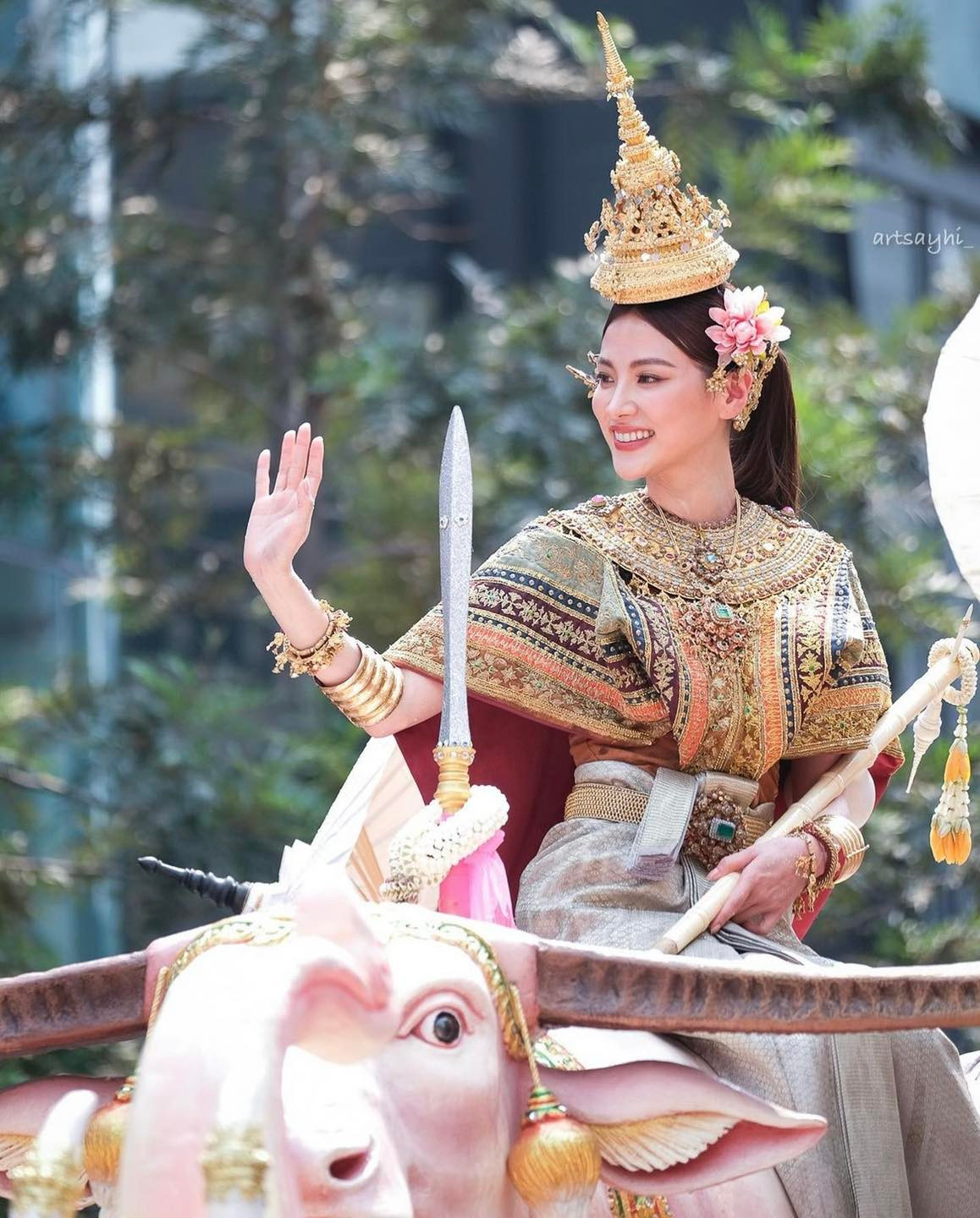 Ngày 14/4, Thairath đưa tin nữ diễn viên Baifern Pimchanok đã hóa thân thành nữ thần Kitima Devi trong lễ hội Songkran năm 2023. Ngôi sao Chiếc lá cuốn bay có màn diễu hành trên lưng trâu gây ấn tượng với nhan sắc ngọt ngào, lộng lẫy.