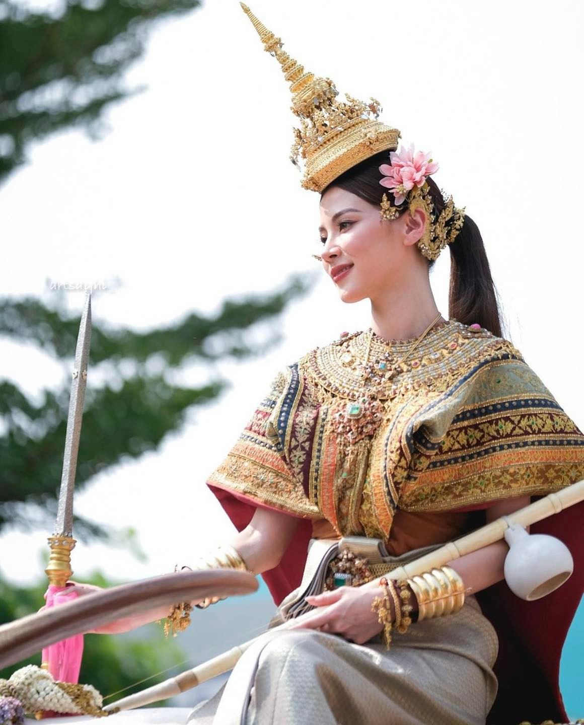 Lễ hội té nước Songkran diễn ra trong nhiều ngày, nhiều minh tinh Thái Lan thường được mời vào vai nữ thần, tổ chức tế lễ và diễu hành cùng người dân. Những ngôi sao được lựa chọn không chỉ có độ nổi tiếng cao, mà phải có hình tượng đẹp, không vướng scandal, được nhiều người yêu mến.