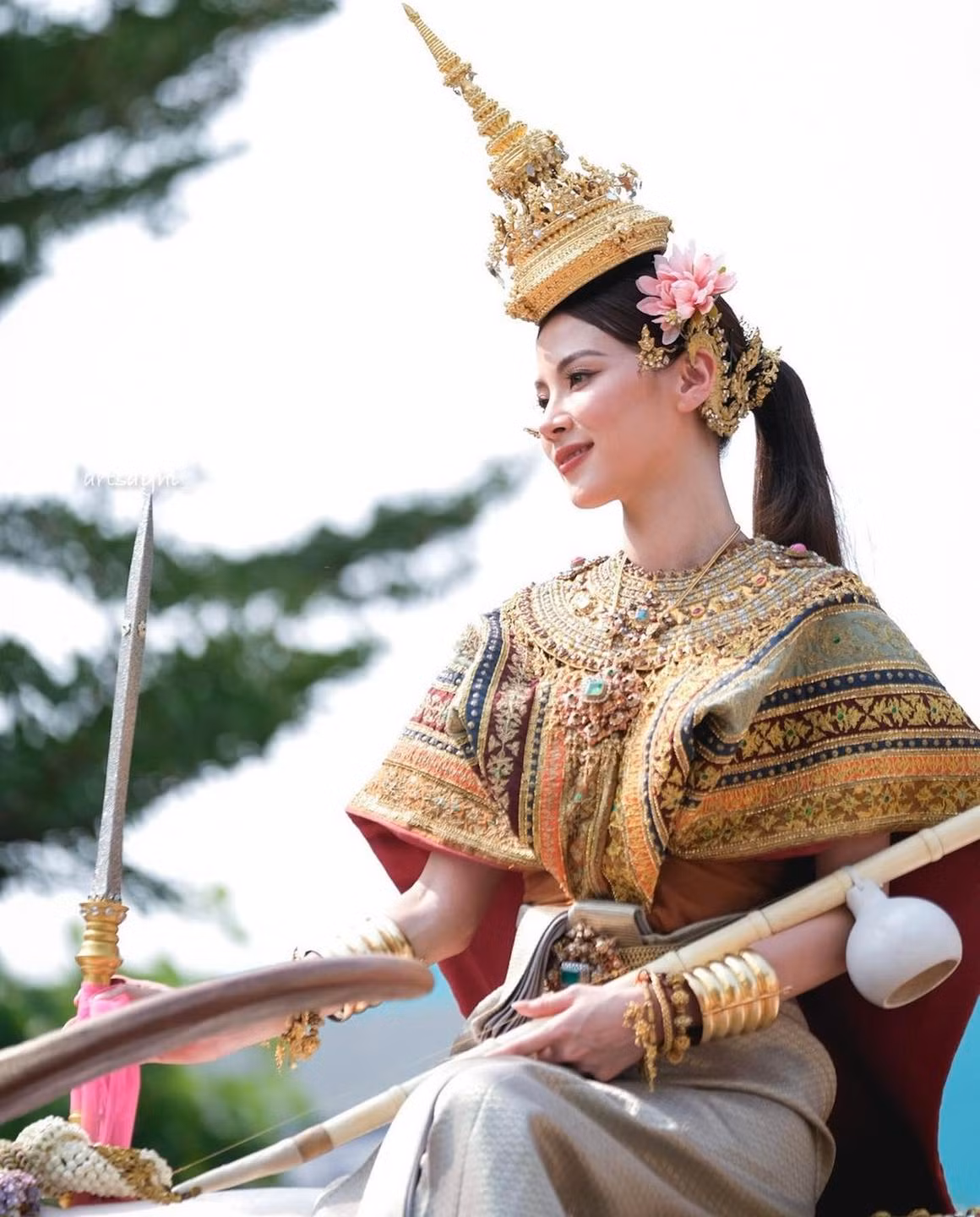 Lễ hội té nước Songkran diễn ra trong nhiều ngày, nhiều minh tinh Thái Lan thường được mời vào vai nữ thần, tổ chức tế lễ và diễu hành cùng người dân. Những ngôi sao được lựa chọn không chỉ có độ nổi tiếng cao, mà phải có hình tượng đẹp, không vướng scandal, được nhiều người yêu mến.