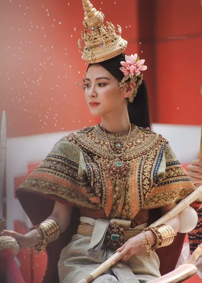 Lễ hội té nước Songkran diễn ra trong nhiều ngày, nhiều minh tinh Thái Lan thường được mời vào vai nữ thần, tổ chức tế lễ và diễu hành cùng người dân. Những ngôi sao được lựa chọn không chỉ có độ nổi tiếng cao, mà phải có hình tượng đẹp, không vướng scandal, được nhiều người yêu mến.