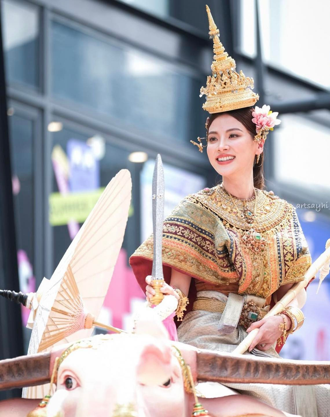 Ngày 14/4, Thairath đưa tin nữ diễn viên Baifern Pimchanok đã hóa thân thành nữ thần Kitima Devi trong lễ hội Songkran năm 2023. Ngôi sao Chiếc lá cuốn bay có màn diễu hành trên lưng trâu gây ấn tượng với nhan sắc ngọt ngào, lộng lẫy.