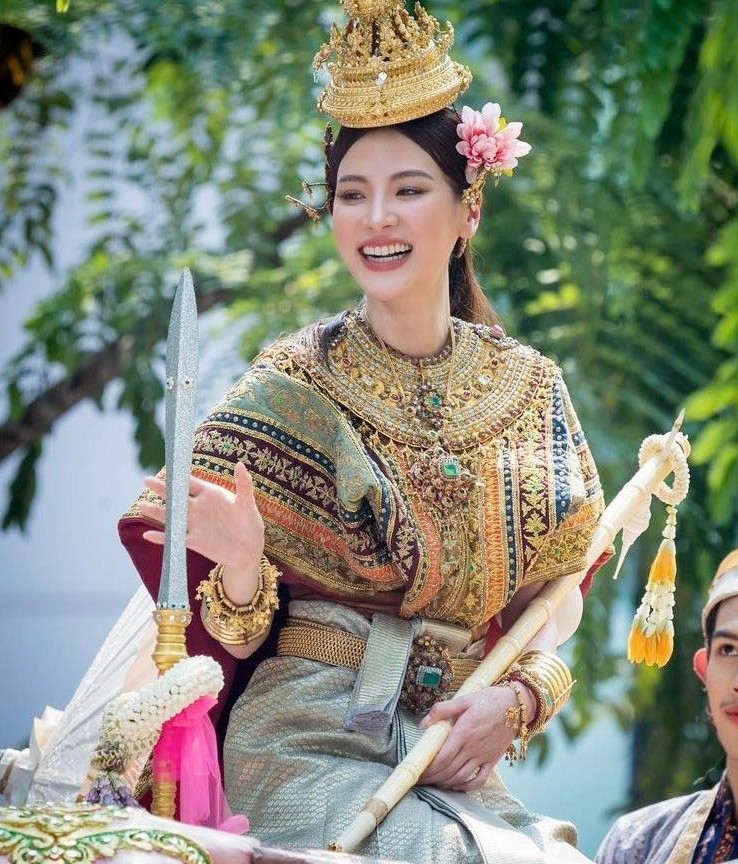 Theo văn hóa dân gian Thái Lan, 7 con gái của vua Kabilaprom, người cư ngụ ở tầng đầu tiên của thiên đường hay Jatu Maharaj, tượng trưng cho 7 ngày của Songkran. Vì ngày Songkran chính của năm nay rơi vào thứ sáu nên nàng Kitima Devi là nữ thần của năm 2023. Kitima Devi cài bông sen trên tai, đeo vòng trên cổ tay và trang sức bằng đá màu vàng, tay trái cầm đàn, tay phải cầm kiếm, cưỡi trên một con trâu.