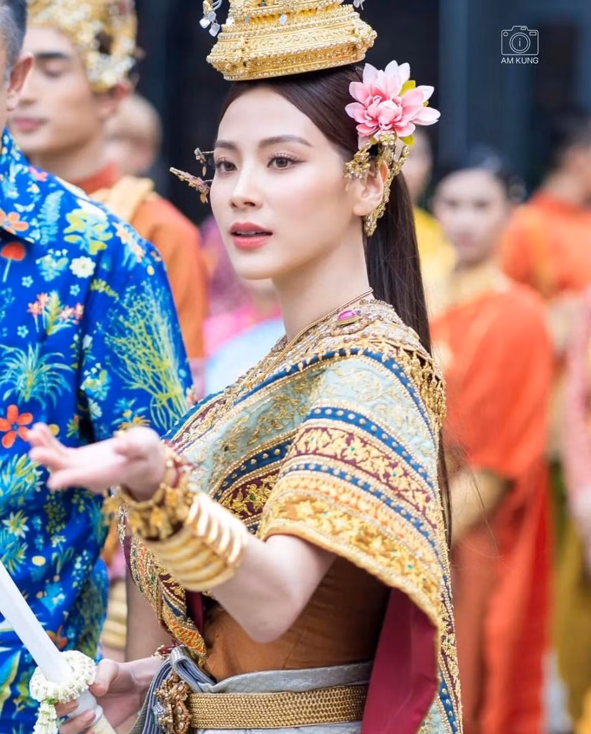 Theo văn hóa dân gian Thái Lan, 7 con gái của vua Kabilaprom, người cư ngụ ở tầng đầu tiên của thiên đường hay Jatu Maharaj, tượng trưng cho 7 ngày của Songkran. Vì ngày Songkran chính của năm nay rơi vào thứ sáu nên nàng Kitima Devi là nữ thần của năm 2023. Kitima Devi cài bông sen trên tai, đeo vòng trên cổ tay và trang sức bằng đá màu vàng, tay trái cầm đàn, tay phải cầm kiếm, cưỡi trên một con trâu.