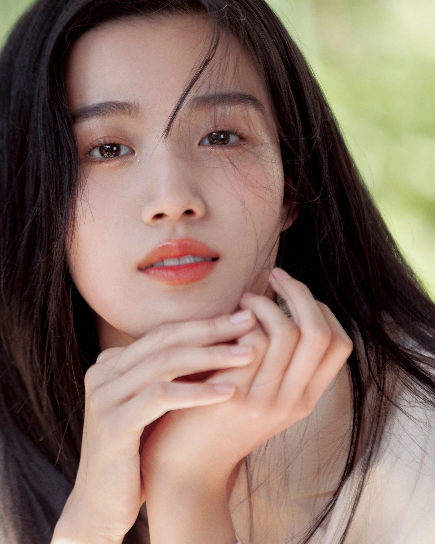 Lư Dục Hiểu có ngoại hình trong sáng như mối tình đầu. Dù là diễn viên tay ngang, cô được đánh giá tốt về khả năng nhập vai. Lư Dục Hiểu có ngoại hình trong sáng như mối tình đầu. Dù là diễn viên tay ngang, cô được đánh giá tốt về khả năng nhập vai.