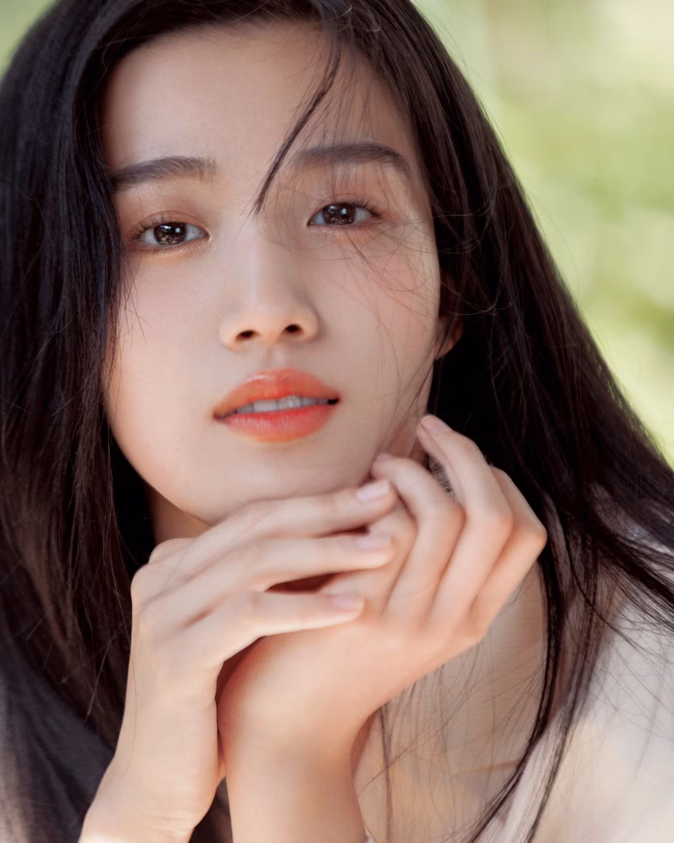 Lư Dục Hiểu có ngoại hình trong sáng như mối tình đầu. Dù là diễn viên tay ngang, cô được đánh giá tốt về khả năng nhập vai.