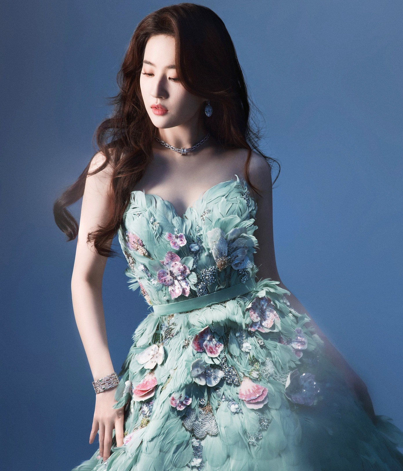 Địch Lệ Nhiệt Ba và Lưu Diệc Phi là hai ngôi sao có phong cách nổi bật nhất trong sự kiện.