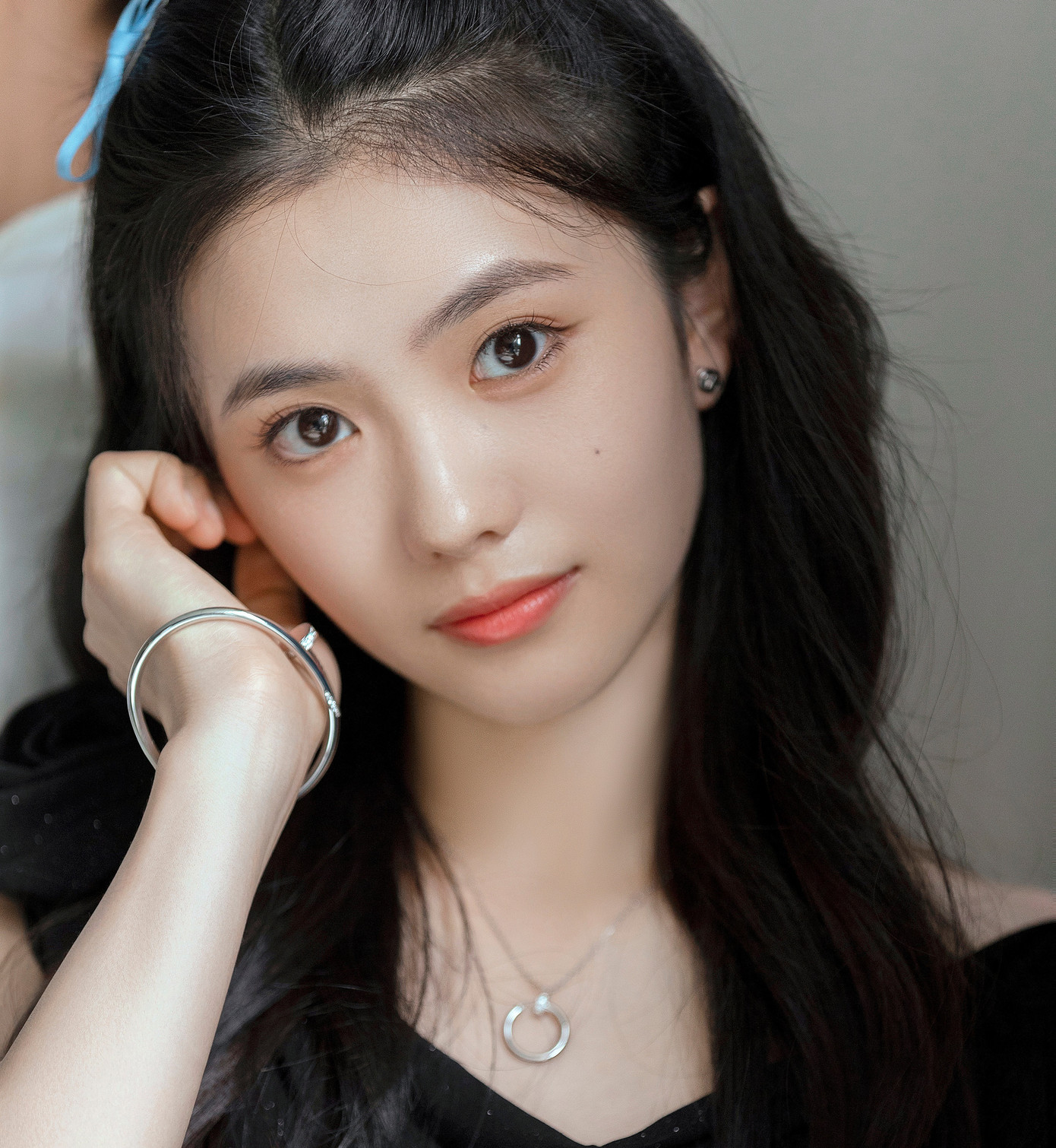 Tuy nhiên, vừa bắt đầu nổi tiếng, Lưu Hạo Tồn đã vướng scandal lớn. Theo đó, khán giả tố cáo cha mẹ Lưu Hạo Tồn mở lớp dạy múa, khiến học viên bị chấn thương nặng nhưng không bồi thường thỏa đáng. Sự việc dấy lên sự tức giận tẩy chay dữ dội của khán giả Trung Quốc.