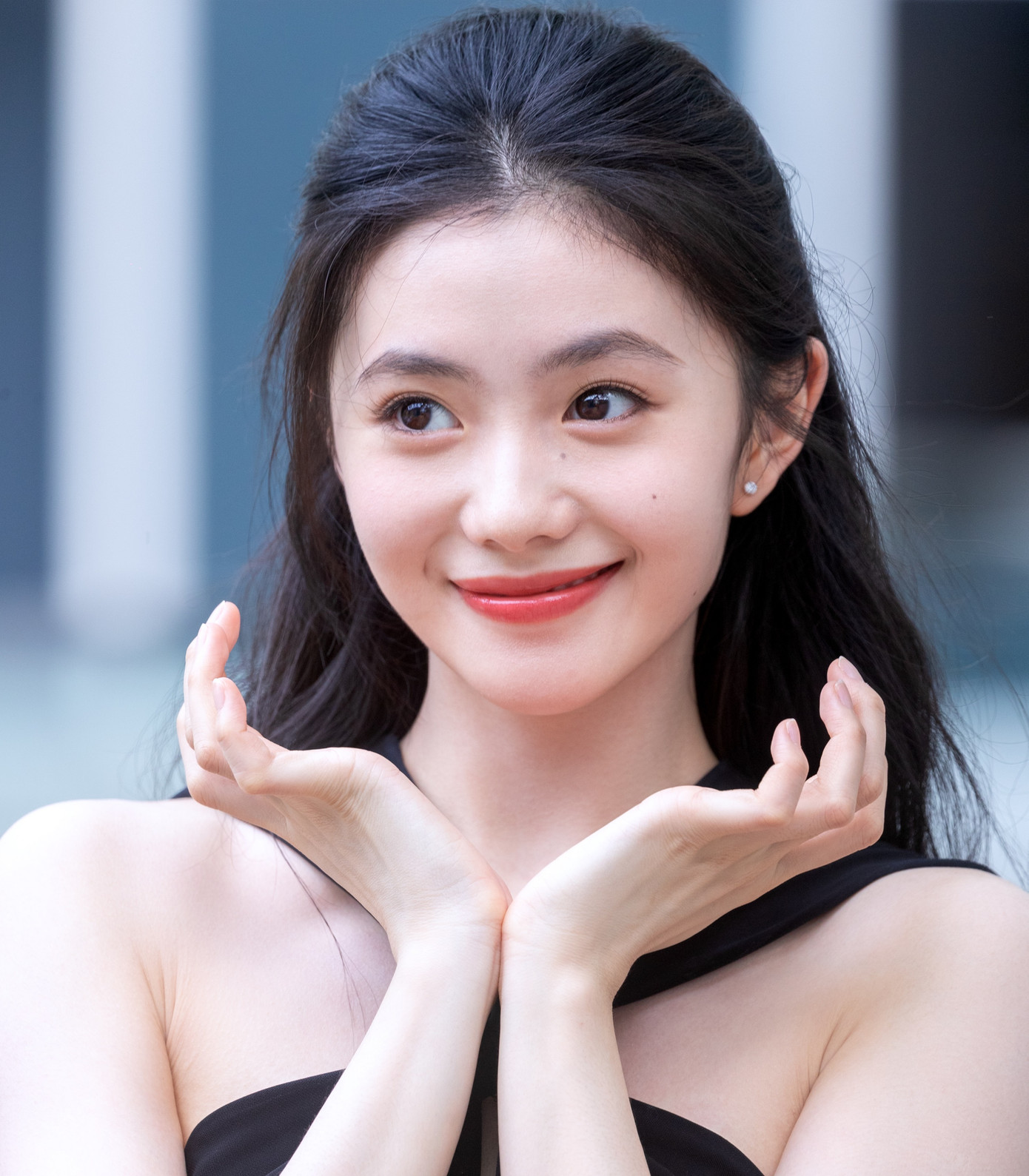 Bên cạnh đó, Lưu Hạo Tồn còn gây tranh cãi khi khẳng định bản thân đi lên bằng thực lực, không được ai &quot;chống lưng&quot;, o bế. Khán giả cho rằng cô ngạo mạn và không có lòng biết ơn với đạo diễn đã phát hiện và lăng xê mình là Trương Nghệ Mưu. Lưu Hạo Tồn còn bị chê EQ thấp, trả lời phỏng vấn không rõ ràng lưu loát, nội dung thiếu chiều sâu.