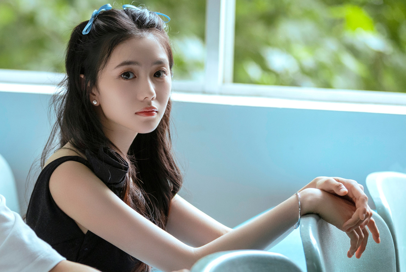 Theo 163, sau Trịnh Sảng, Lưu Hạo Tồn là nữ diễn viên có khí chất phù hợp với danh hiệu &quot;nữ thần thanh xuân&quot; nhất do ở cô toát lên sự ngây thơ hồn nhiên của lứa tuổi học trò. Thực tế, Lưu Hạo Tồn vốn có xuất phát điểm cao và tài năng được đánh giá tốt. Cô là nghệ sĩ thuộc công ty của đạo diễn Trương Nghệ Mưu - người được mệnh danh là Quốc sư của làng nghệ thuật Trung Quốc.