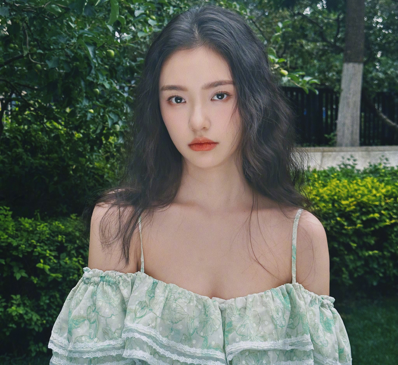 Theo Sina, giữa dàn diễn viên anh chị gạo cội như Tam Kim ảnh hậu Châu Tấn, Lưu Dịch Quân, Trần Sổ, Đổng Khiết... Lâm Duẫn vốn là cái tên kém hơn nhiều cả về tuổi nghề lẫn danh tiếng diễn xuất. Trước đó, nữ diễn viên bị nhận nhiều lời chê khi đảm nhận vai nữ chính trong Bỉ ngạn hoa, Đấu phá thương khung... Theo Sina, giữa dàn diễn viên anh chị gạo cội như Tam Kim ảnh hậu Châu Tấn, Lưu Dịch Quân, Trần Sổ, Đổng Khiết... Lâm Duẫn vốn là cái tên kém hơn nhiều cả về tuổi nghề lẫn danh tiếng diễn xuất. Trước đó, nữ diễn viên bị nhận nhiều lời chê khi đảm nhận vai nữ chính trong Bỉ ngạn hoa, Đấu phá thương khung...