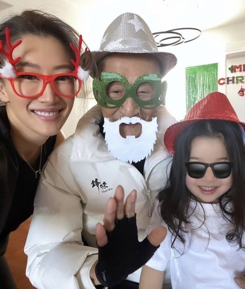 Tạ Đình Phong về quê nhà Hong Kong đón năm mới, hội ngộ em gái Tạ Đình Đình sau nhiều năm xa cách. Tạ Đình Phong về quê nhà Hong Kong đón năm mới, hội ngộ em gái Tạ Đình Đình sau nhiều năm xa cách.