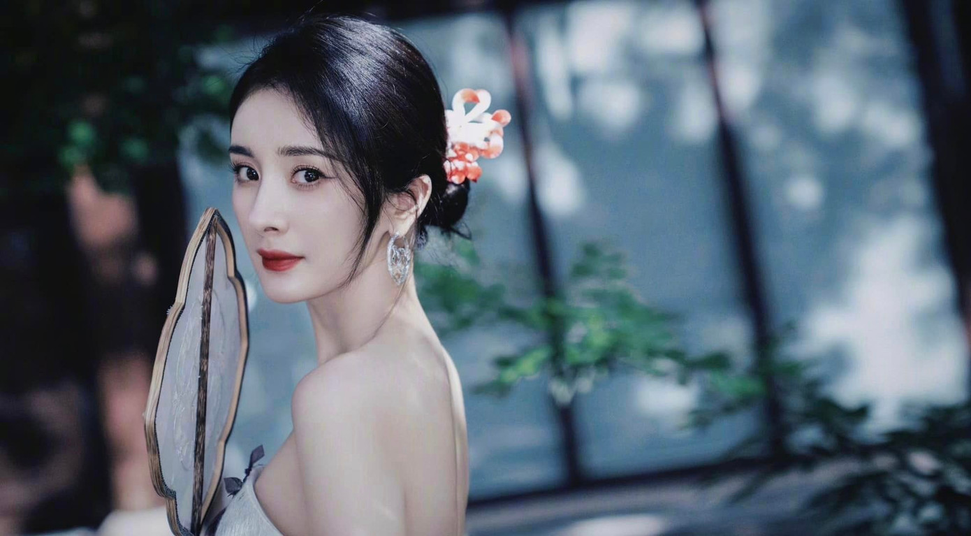 Dương Mịch thường chỉnh sửa ảnh kỹ lưỡng. Cô còn bị nói là "người mẹ thiếu nữ" vì theo đuổi phong cách trẻ trung không phù hợp với độ tuổi. Dương Mịch thường chỉnh sửa ảnh kỹ lưỡng. Cô còn bị nói là "người mẹ thiếu nữ" vì theo đuổi phong cách trẻ trung không phù hợp với độ tuổi.