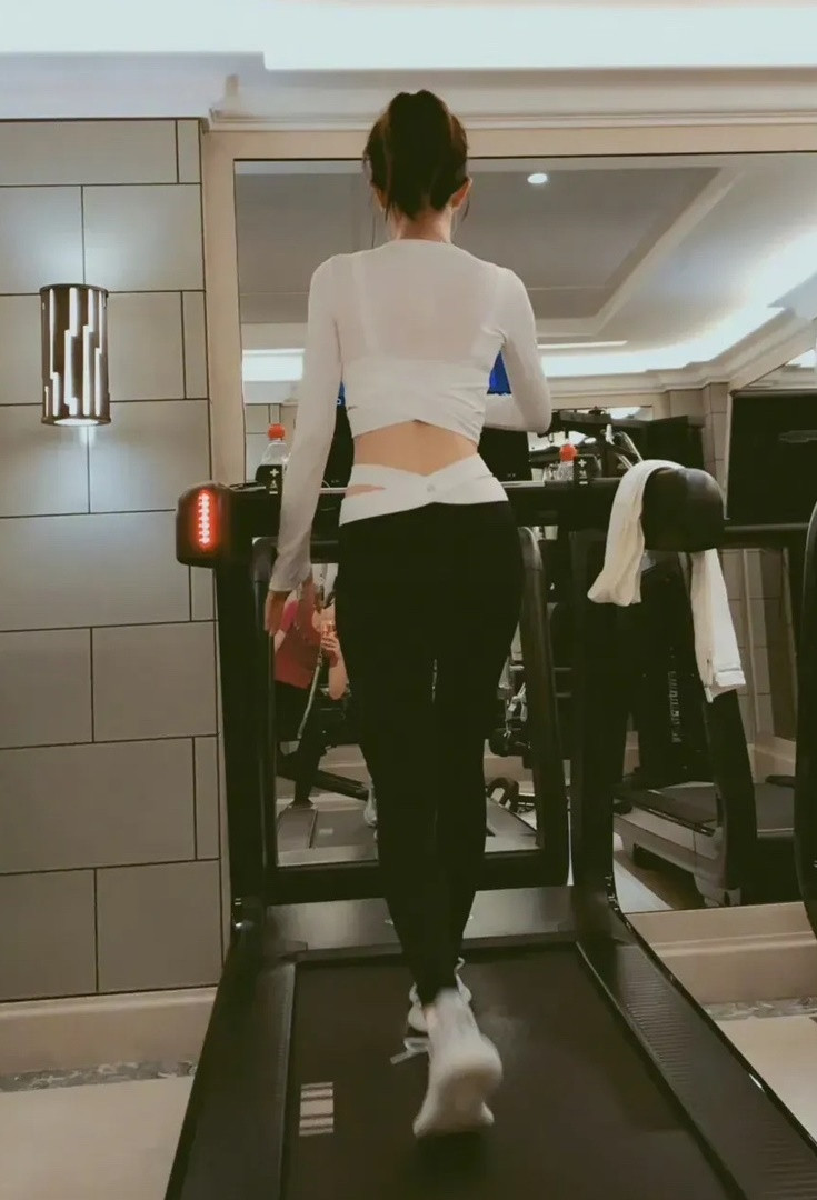 Bên cạnh đó, những hình ảnh Tần Lam chăm chỉ luyện tập, khoe vóc dáng mảnh mai nhưng vẫn săn chắc cũng nhận được sự chú ý của công chúng. Theo Tần Lam, vòng eo của cô khoảng 59 cm, nữ diễn viên từng tăng 10 kg để phục vụ vai diễn nhưng sau đó nhanh chóng giảm cân về mức 45 kg.