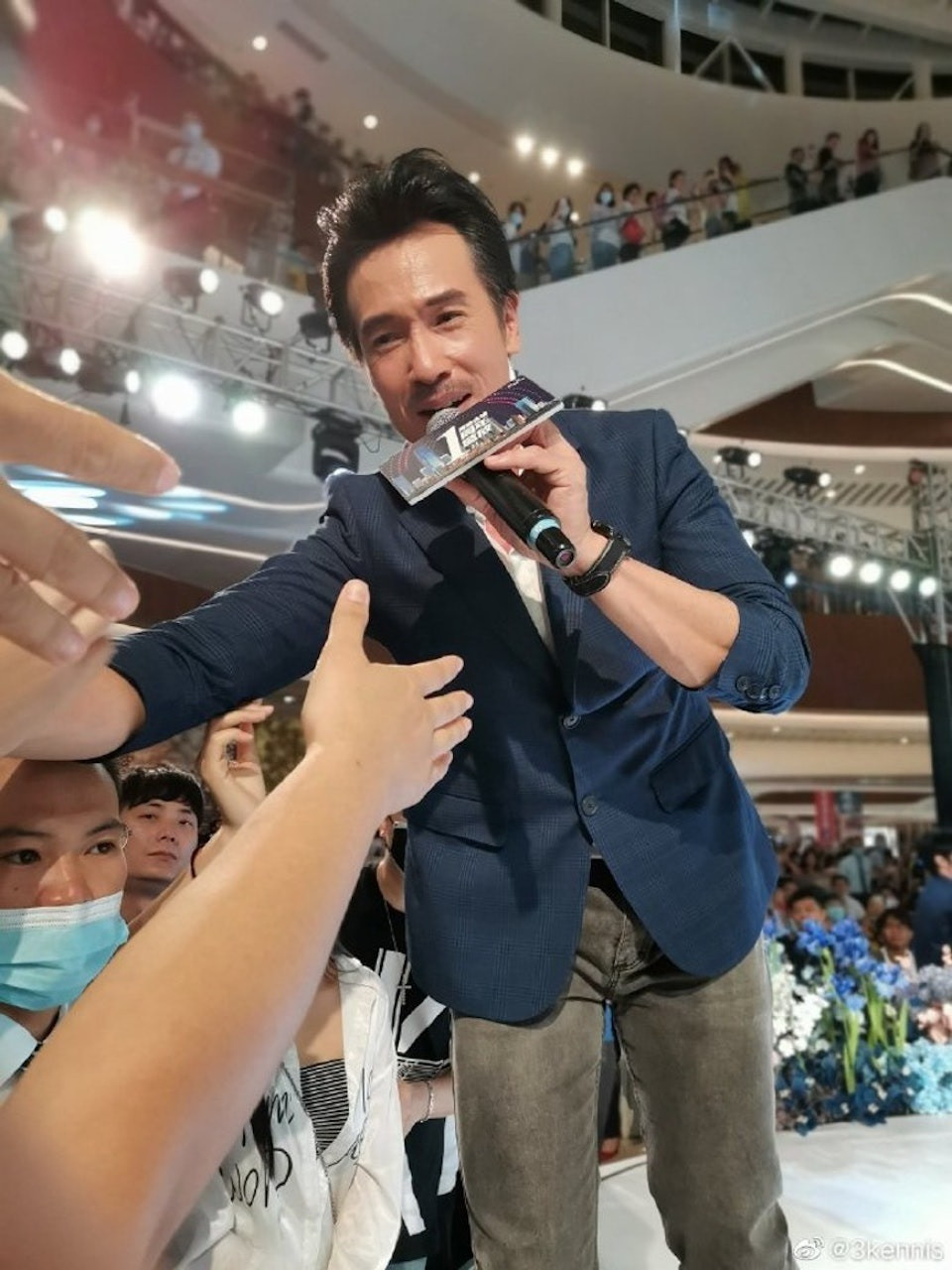 Trần Hào bị chê hát dở nhưng vẫn nhận lời mời biểu diễn với cát-xê cao.