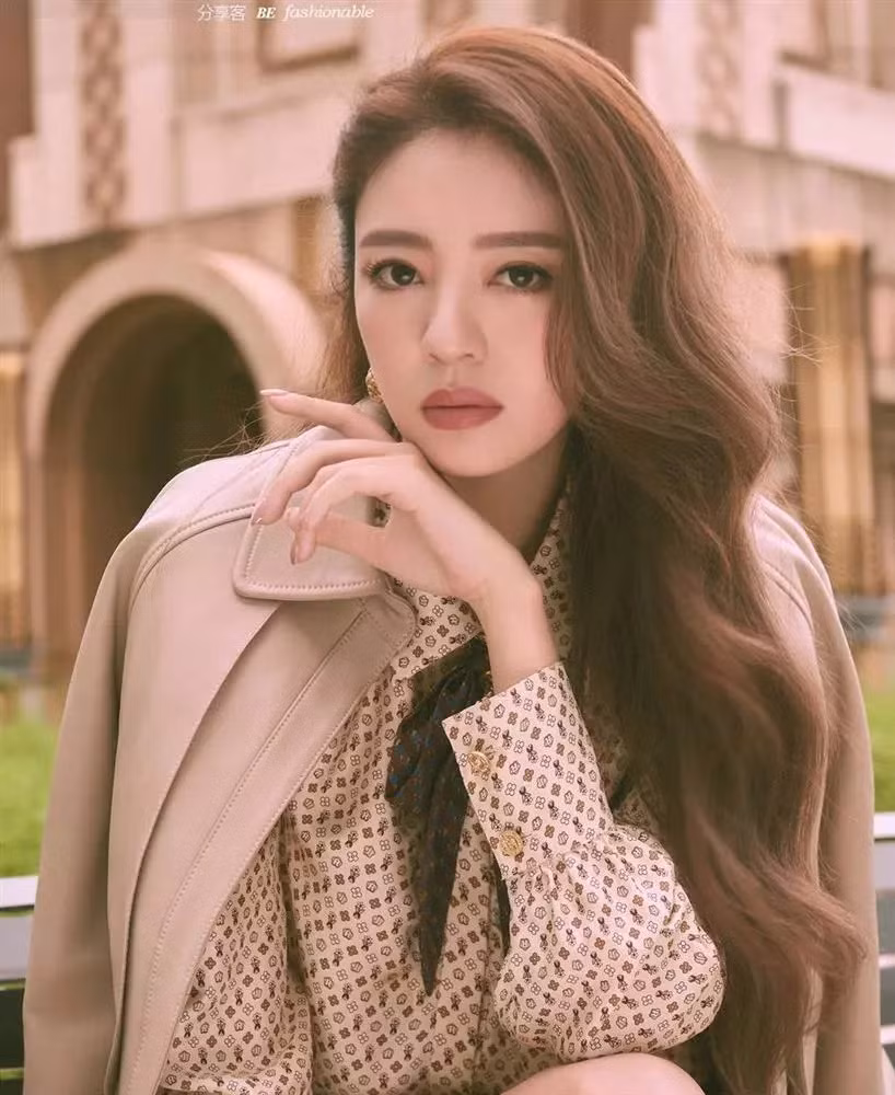 An Dĩ Hiên biến mất sau khi chồng bị bắt vì ê chề, nhục nhã và quá đau buồn.
