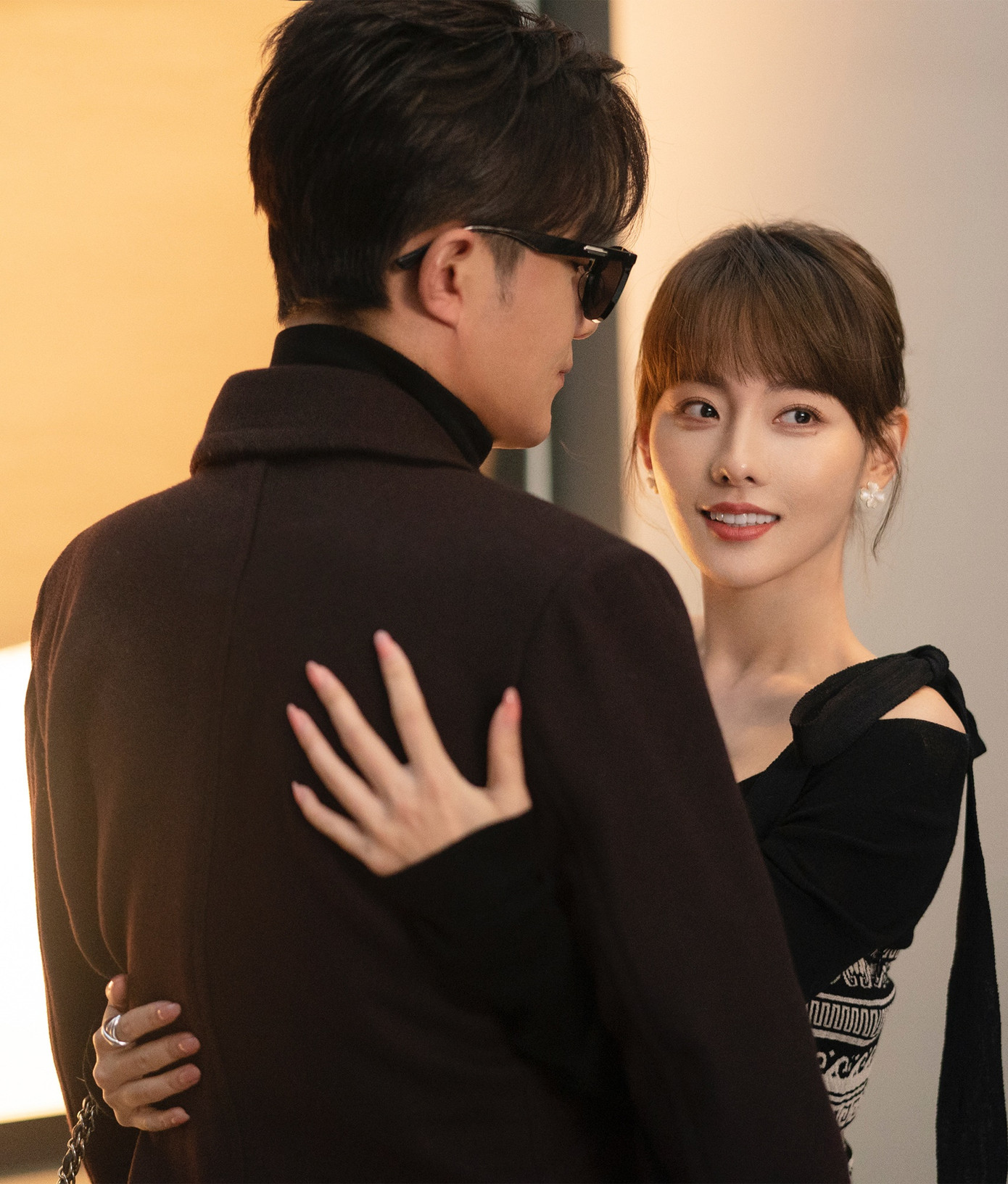 Giang Hỉ là nhân viên cấp dưới của Vệ Minh (Lý Trạch Phong đóng), chồng của nữ chính Lâm Song (Trương Tiểu Phỉ thể hiện). Cô có ngoại hình quyến rũ, năng lực nghiệp vụ cao, luôn thể hiện sự ôn nhu, thấu hiểu khiến Vệ Minh si mê. Giang Hỉ là nhân viên cấp dưới của Vệ Minh (Lý Trạch Phong đóng), chồng của nữ chính Lâm Song (Trương Tiểu Phỉ thể hiện). Cô có ngoại hình quyến rũ, năng lực nghiệp vụ cao, luôn thể hiện sự ôn nhu, thấu hiểu khiến Vệ Minh si mê.