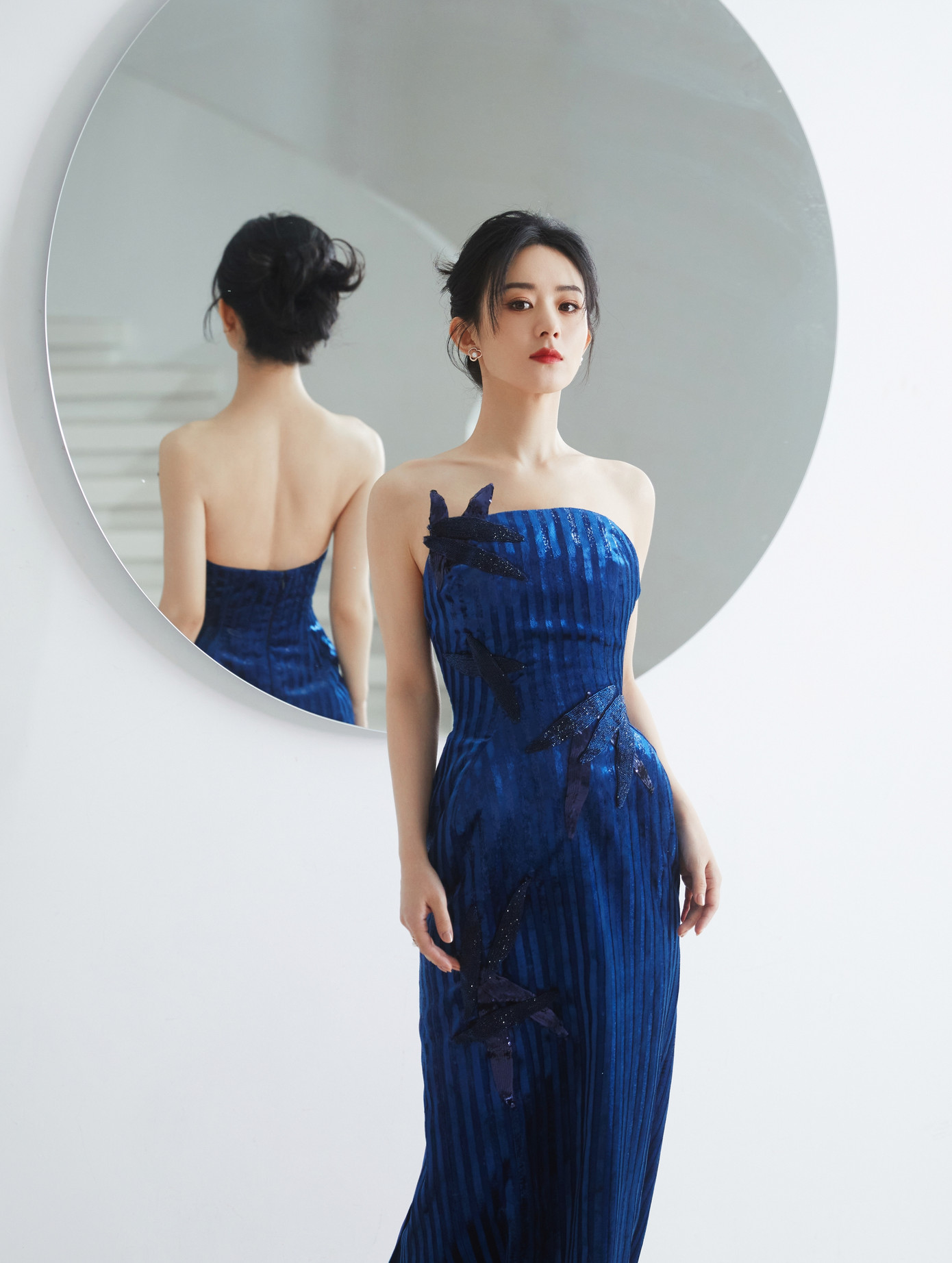 Ngoài ra, Triệu Lệ Dĩnh cũng có một năm thành công ở lĩnh vực diễn xuất. Cô có hai tác phẩm phát sóng là Hạnh phúc đến Vạn gia và Gió thổi Bán Hạ. Khả năng diễn xuất của nữ diễn viên nhận được sự công nhận của giới chuyên môn, bên cạnh đó, cô cũng chứng minh sức hút với mức rating cao. Ngoài ra, Triệu Lệ Dĩnh cũng có một năm thành công ở lĩnh vực diễn xuất. Cô có hai tác phẩm phát sóng là Hạnh phúc đến Vạn gia và Gió thổi Bán Hạ. Khả năng diễn xuất của nữ diễn viên nhận được sự công nhận của giới chuyên môn, bên cạnh đó, cô cũng chứng minh sức hút với mức rating cao.