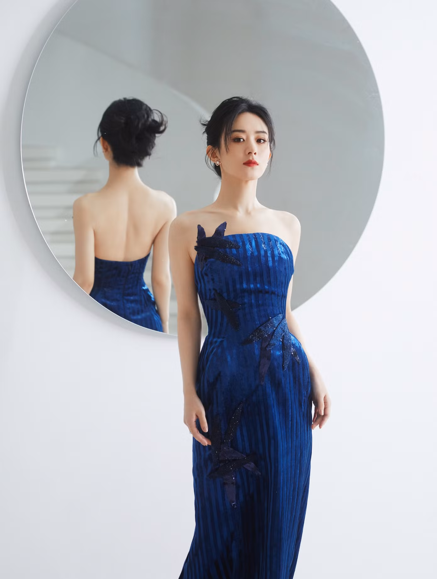 Ngoài ra, Triệu Lệ Dĩnh cũng có một năm thành công ở lĩnh vực diễn xuất. Cô có hai tác phẩm phát sóng là Hạnh phúc đến Vạn gia và Gió thổi Bán Hạ. Khả năng diễn xuất của nữ diễn viên nhận được sự công nhận của giới chuyên môn, bên cạnh đó, cô cũng chứng minh sức hút với mức rating cao.