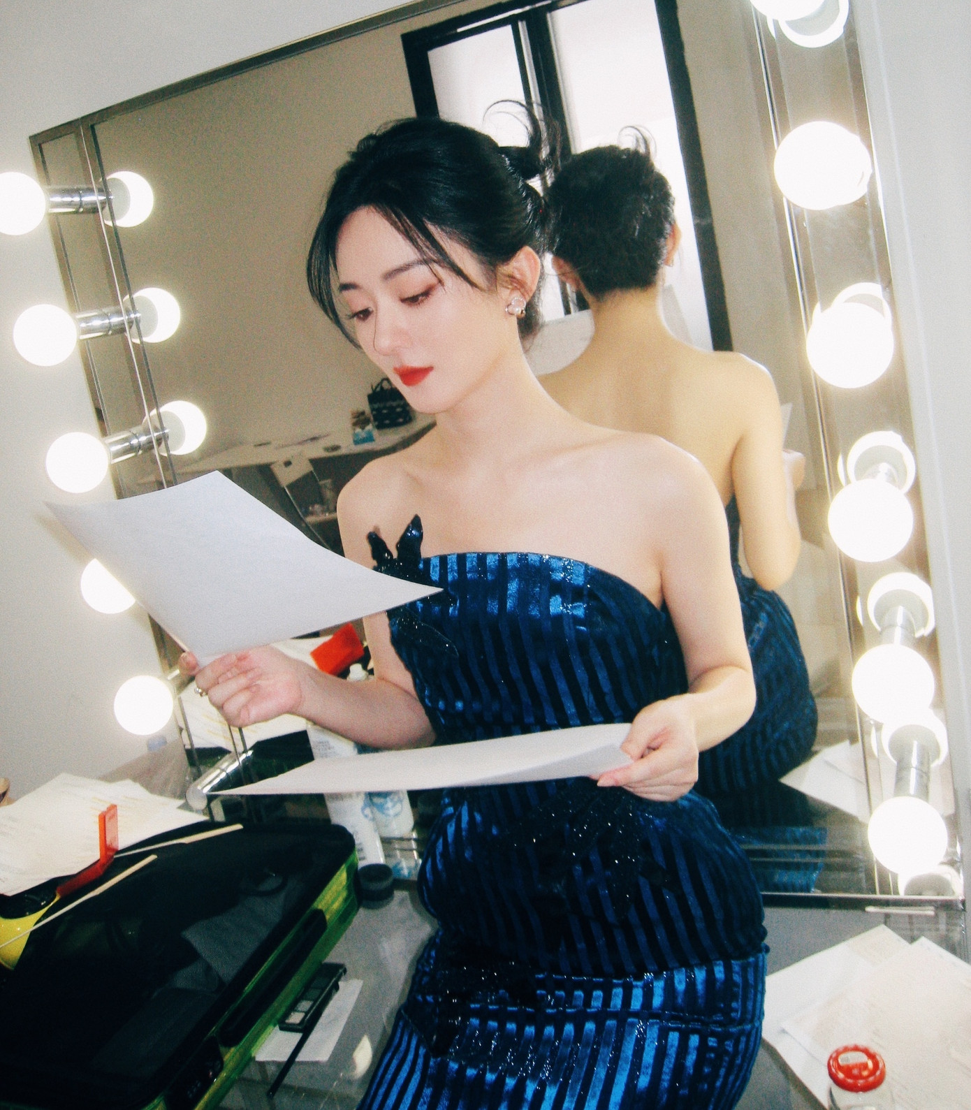 Nhờ thành công của hai bộ phim này, Triệu Lệ Dĩnh được tờ Nhật báo Bắc Kinh xếp vào nhóm 10 diễn viên nổi bật nhất 2022, cô được vinh danh ở hạng mục Nữ diễn viên xuất sắc của năm. Tạp chí Madame Figaro bình luận về Triệu Lệ Dĩnh: "Là diễn viên, Triệu Lệ Dĩnh có niềm tin giản đơn rằng diễn xuất chân thành tự nhiên sẽ gây được tiếng vang với khán giả. Dù trải qua bao nhiêu vai diễn, diễn xuất là nghệ thuật biến hóa, nhưng cũng là nghệ thuật sáng tạo, không có con đường tắt". Nhờ thành công của hai bộ phim này, Triệu Lệ Dĩnh được tờ Nhật báo Bắc Kinh xếp vào nhóm 10 diễn viên nổi bật nhất 2022, cô được vinh danh ở hạng mục Nữ diễn viên xuất sắc của năm. Tạp chí Madame Figaro bình luận về Triệu Lệ Dĩnh: "Là diễn viên, Triệu Lệ Dĩnh có niềm tin giản đơn rằng diễn xuất chân thành tự nhiên sẽ gây được tiếng vang với khán giả. Dù trải qua bao nhiêu vai diễn, diễn xuất là nghệ thuật biến hóa, nhưng cũng là nghệ thuật sáng tạo, không có con đường tắt".