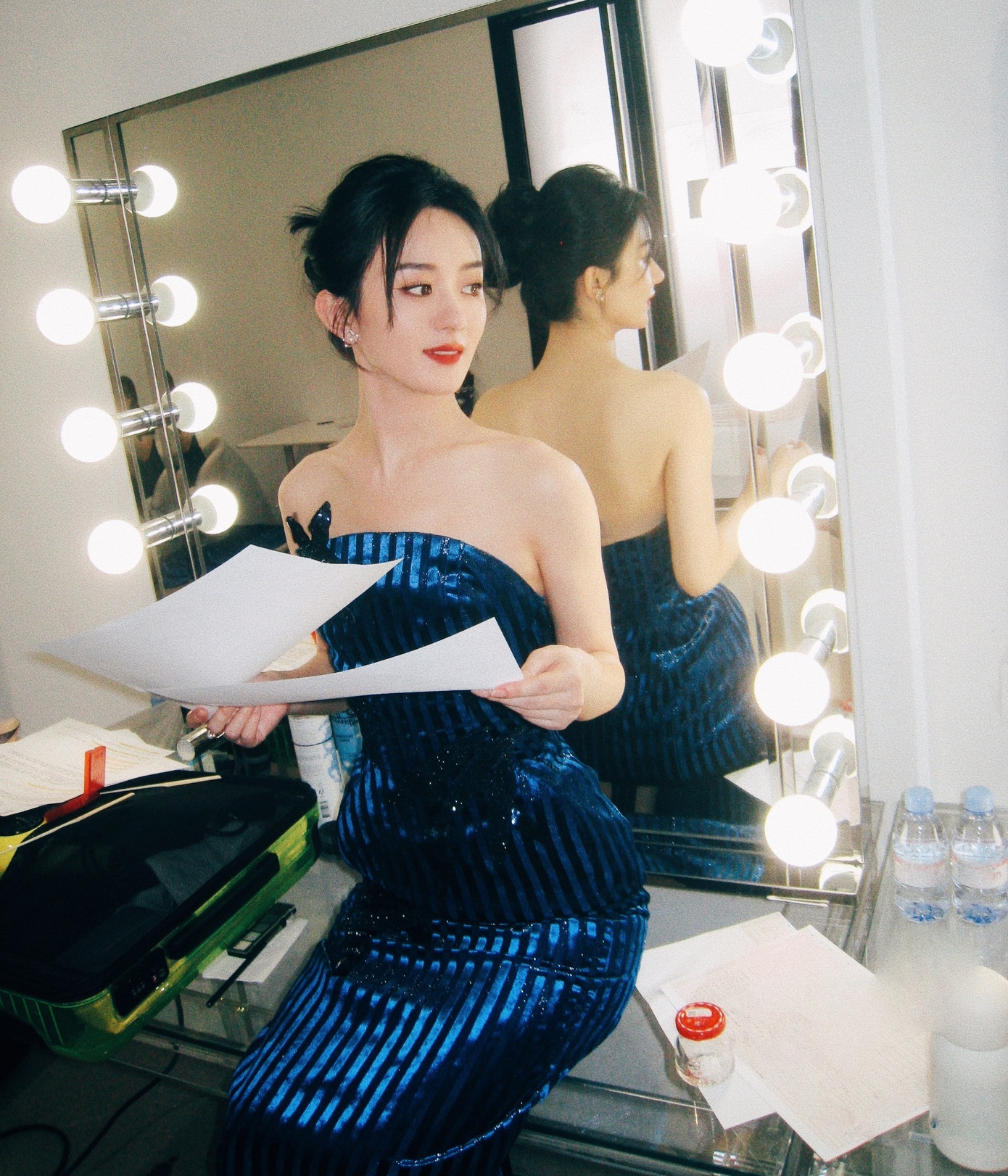 Nhờ thành công của hai bộ phim này, Triệu Lệ Dĩnh được tờ Nhật báo Bắc Kinh xếp vào nhóm 10 diễn viên nổi bật nhất 2022, cô được vinh danh ở hạng mục Nữ diễn viên xuất sắc của năm. Tạp chí Madame Figaro bình luận về Triệu Lệ Dĩnh: "Là diễn viên, Triệu Lệ Dĩnh có niềm tin giản đơn rằng diễn xuất chân thành tự nhiên sẽ gây được tiếng vang với khán giả. Dù trải qua bao nhiêu vai diễn, diễn xuất là nghệ thuật biến hóa, nhưng cũng là nghệ thuật sáng tạo, không có con đường tắt". Nhờ thành công của hai bộ phim này, Triệu Lệ Dĩnh được tờ Nhật báo Bắc Kinh xếp vào nhóm 10 diễn viên nổi bật nhất 2022, cô được vinh danh ở hạng mục Nữ diễn viên xuất sắc của năm. Tạp chí Madame Figaro bình luận về Triệu Lệ Dĩnh: "Là diễn viên, Triệu Lệ Dĩnh có niềm tin giản đơn rằng diễn xuất chân thành tự nhiên sẽ gây được tiếng vang với khán giả. Dù trải qua bao nhiêu vai diễn, diễn xuất là nghệ thuật biến hóa, nhưng cũng là nghệ thuật sáng tạo, không có con đường tắt".