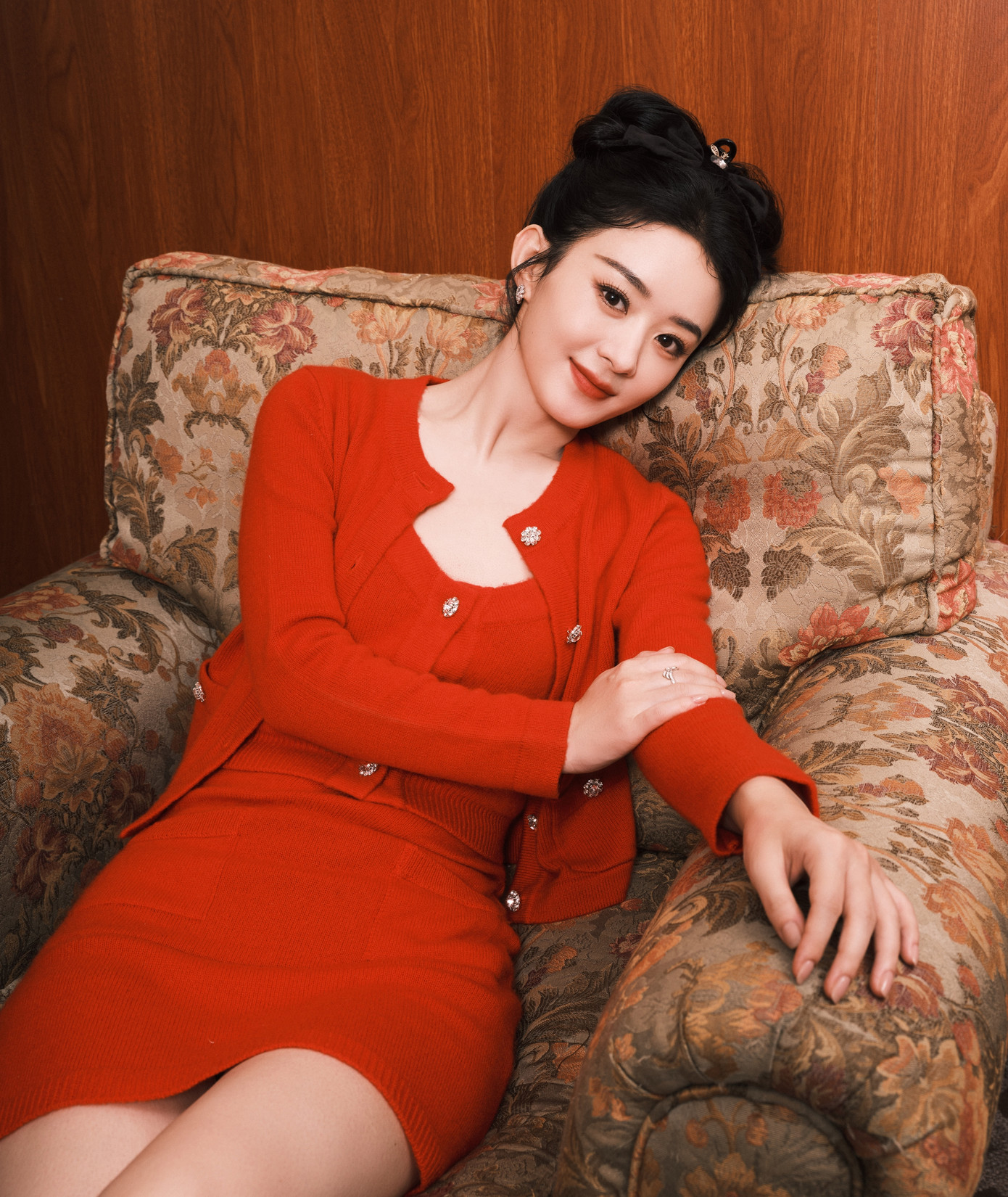 Thực tế, con đường diễn xuất của Triệu Lệ Dĩnh không hề dễ dàng khi cô mất gần 10 năm đóng vai phụ mới được nâng lên làm nữ chính. Nữ diễn viên không được đào tạo chính quy về diễn xuất, do đó thể hiện theo bản năng. Tuy nhiên, nhờ nỗ lực rèn luyện và nghiêm túc với nghề, hiện tại, biểu hiện trên màn ảnh của Triệu Lệ Dĩnh ngày càng tốt. Cô được coi là tấm gương cho những người đam mê diễn xuất, đi lên từ những vai nhỏ. Thực tế, con đường diễn xuất của Triệu Lệ Dĩnh không hề dễ dàng khi cô mất gần 10 năm đóng vai phụ mới được nâng lên làm nữ chính. Nữ diễn viên không được đào tạo chính quy về diễn xuất, do đó thể hiện theo bản năng. Tuy nhiên, nhờ nỗ lực rèn luyện và nghiêm túc với nghề, hiện tại, biểu hiện trên màn ảnh của Triệu Lệ Dĩnh ngày càng tốt. Cô được coi là tấm gương cho những người đam mê diễn xuất, đi lên từ những vai nhỏ.