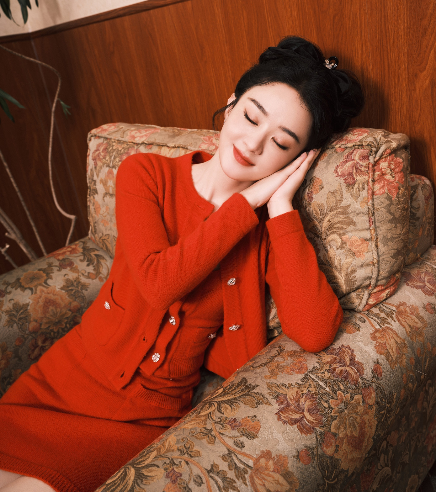 Thực tế, con đường diễn xuất của Triệu Lệ Dĩnh không hề dễ dàng khi cô mất gần 10 năm đóng vai phụ mới được nâng lên làm nữ chính. Nữ diễn viên không được đào tạo chính quy về diễn xuất, do đó thể hiện theo bản năng. Tuy nhiên, nhờ nỗ lực rèn luyện và nghiêm túc với nghề, hiện tại, biểu hiện trên màn ảnh của Triệu Lệ Dĩnh ngày càng tốt. Cô được coi là tấm gương cho những người đam mê diễn xuất, đi lên từ những vai nhỏ. Thực tế, con đường diễn xuất của Triệu Lệ Dĩnh không hề dễ dàng khi cô mất gần 10 năm đóng vai phụ mới được nâng lên làm nữ chính. Nữ diễn viên không được đào tạo chính quy về diễn xuất, do đó thể hiện theo bản năng. Tuy nhiên, nhờ nỗ lực rèn luyện và nghiêm túc với nghề, hiện tại, biểu hiện trên màn ảnh của Triệu Lệ Dĩnh ngày càng tốt. Cô được coi là tấm gương cho những người đam mê diễn xuất, đi lên từ những vai nhỏ.