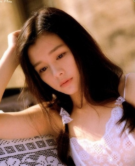 Từ Nhược Tuyên bị đồng nghiệp sàm sỡ trước máy quay. Từ Nhược Tuyên bị đồng nghiệp sàm sỡ trước máy quay.