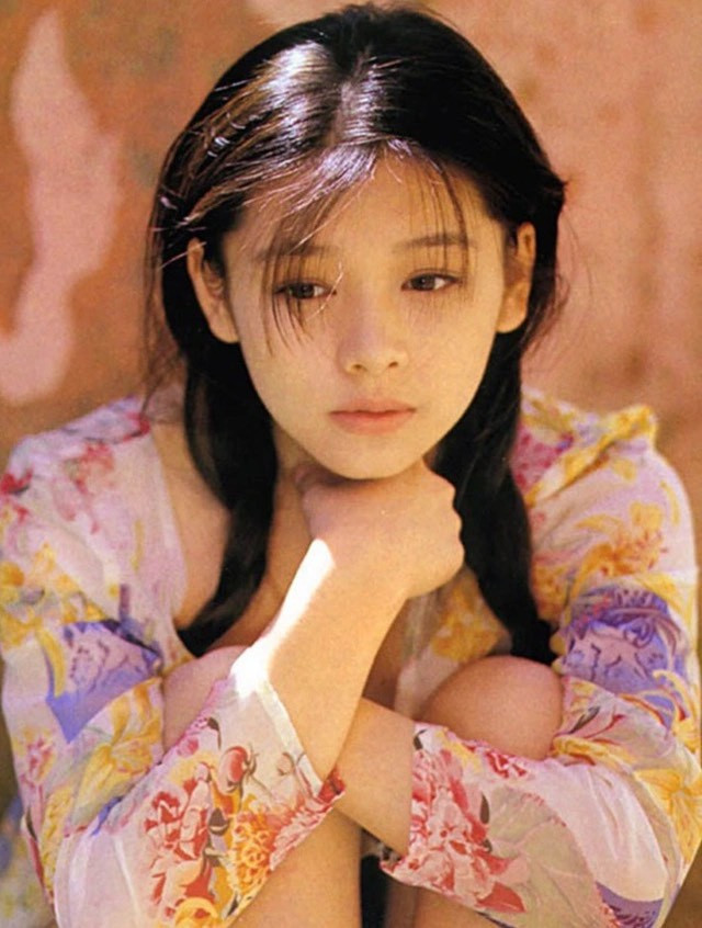 Từ Nhược Tuyên bị đồng nghiệp sàm sỡ trước máy quay. Từ Nhược Tuyên bị đồng nghiệp sàm sỡ trước máy quay.