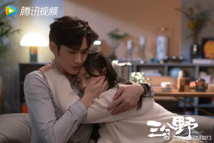 Ngô Thiên và Trương Bân Bân liên tục trao nhau những cử chỉ ngọt ngào trong phim Ba phần hoang dã. Ảnh: Weibo Tencent.