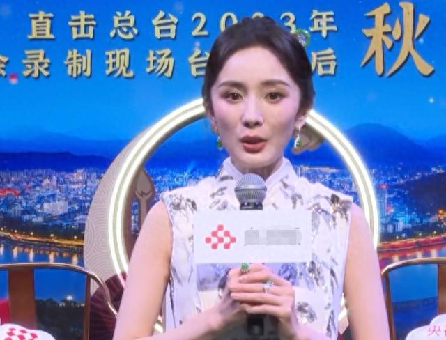 Dương Mịch lộ gương mặt hốc hác, đôi mắt trũng sâu. Dương Mịch lộ gương mặt hốc hác, đôi mắt trũng sâu.