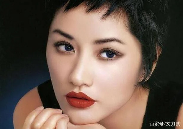 Cù Dĩnh nổi tiếng trước cả Châu Tấn, từng là siêu mẫu hàng đầu của Trung Quốc. Cù Dĩnh nổi tiếng trước cả Châu Tấn, từng là siêu mẫu hàng đầu của Trung Quốc.