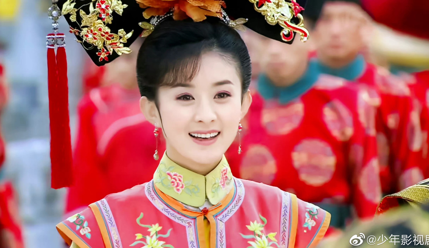 Ngày 3/1, Sohu đưa tin khi nam diễn viên Benjamin Schwartz từng thể hiện vai họa sĩ cung đình Ban Kiệt Minh trong Tân Hoàn châu cách cách (2021) kết hôn gây chú ý. Nhờ đó, bộ phim Tân Hoàn Châu cách cách một lần nữa được khán giả quan tâm. Trong số các nghệ sĩ tham gia bộ phim, Triệu Lệ Dĩnh là người có sự nghiệp thành công nhất.