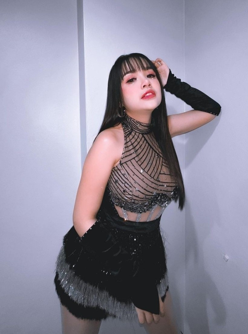 Janey Ratchanok Suwannaket có gương mặt trẻ thơ, phong cách gợi cảm. Cô còn là bà bầu của một số tài năng nhí Thái Lan. Janey Ratchanok Suwannaket có gương mặt trẻ thơ, phong cách gợi cảm. Cô còn là bà bầu của một số tài năng nhí Thái Lan.