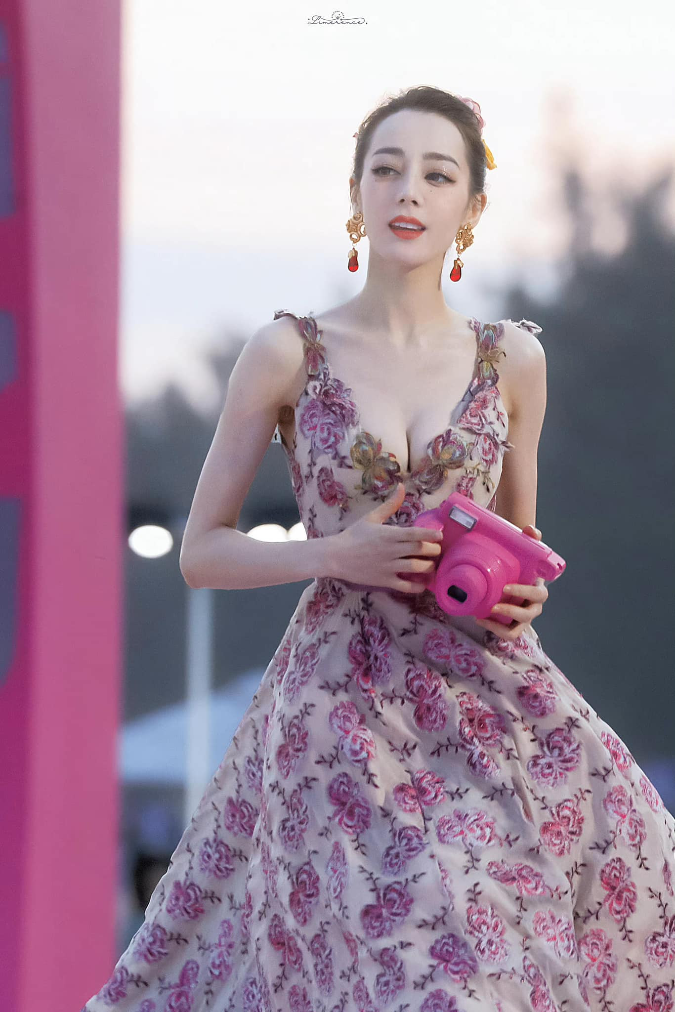 Địch Lệ Nhiệt Ba vướng tin ở ẩn sinh con.