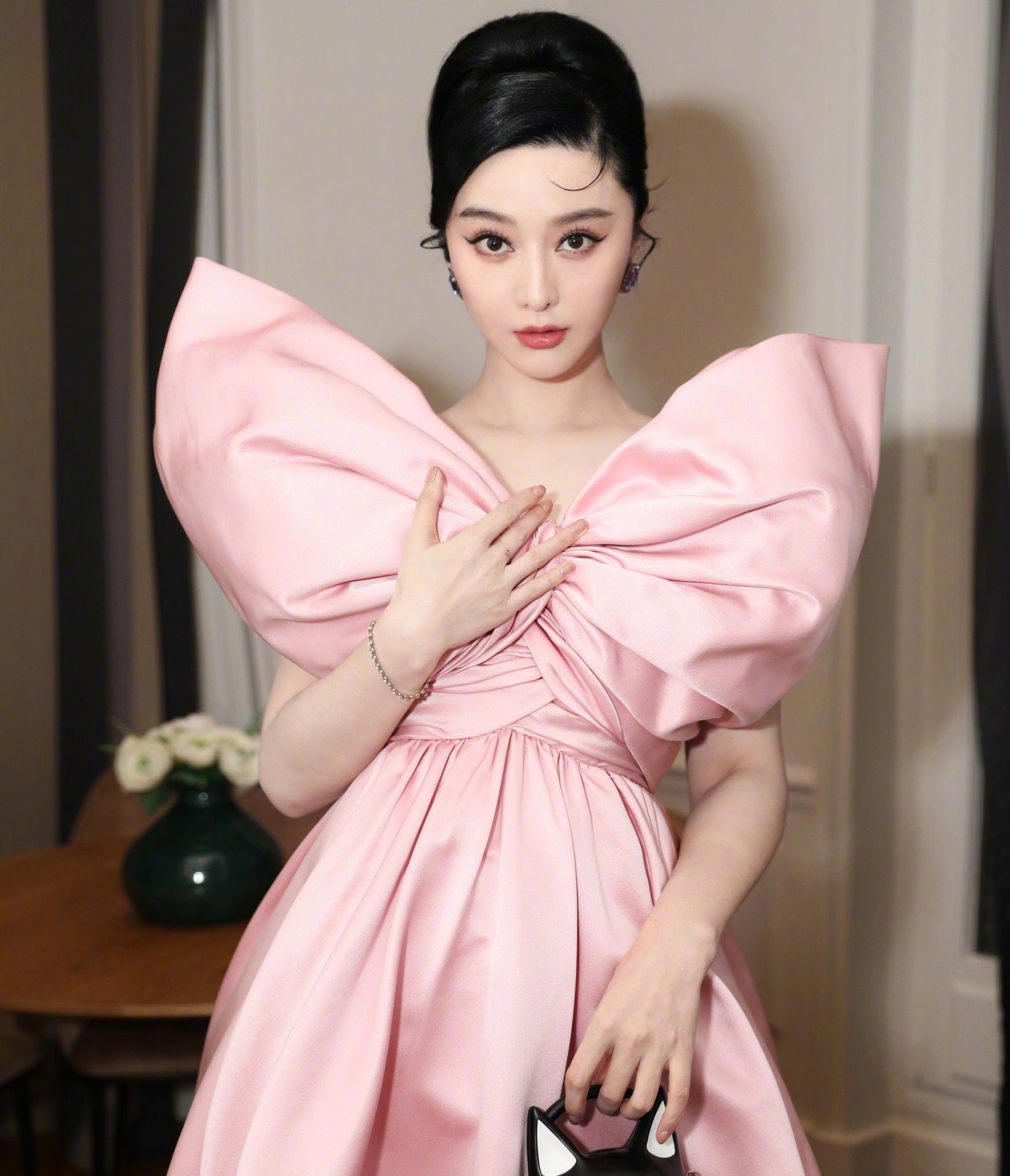 Trước khi tới Pháp, Phạm Băng Băng nhiều lần xuất hiện trên thảm đỏ liên hoan phim quốc tế Berlin để quảng bá cho bộ phim Green Light (Tên tạm dịch: Lục dạ). Tác phẩm đánh dấu sự trở lại với màn ảnh lớn sau 5 năm bị cấm sóng của nữ diễn viên vì vướng scandal trốn thuế. Trước khi tới Pháp, Phạm Băng Băng nhiều lần xuất hiện trên thảm đỏ liên hoan phim quốc tế Berlin để quảng bá cho bộ phim Green Light (Tên tạm dịch: Lục dạ). Tác phẩm đánh dấu sự trở lại với màn ảnh lớn sau 5 năm bị cấm sóng của nữ diễn viên vì vướng scandal trốn thuế.