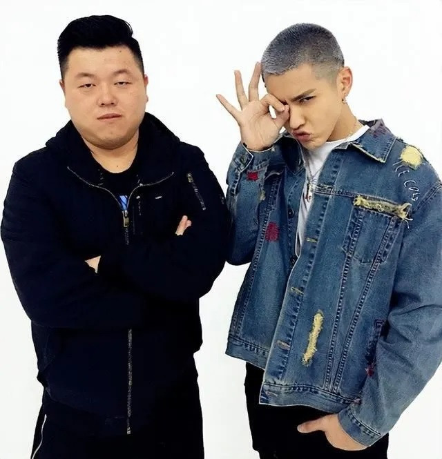 Ngô Diệc Phàm phải bán nhà, anh họ kiêm người quản lý nợ không thể trả sau khi nam ca sĩ bị bắt. Ngô Diệc Phàm phải bán nhà, anh họ kiêm người quản lý nợ không thể trả sau khi nam ca sĩ bị bắt.