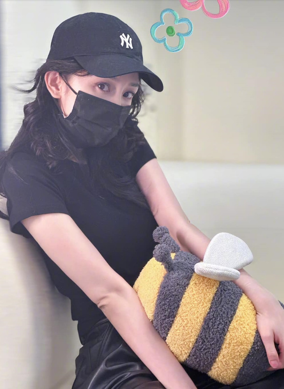 Dương Mịch tặng sách, bút cho trẻ em tự kỷ, nhưng được cho là không tới dự sinh nhật con gái. Dương Mịch tặng sách, bút cho trẻ em tự kỷ, nhưng được cho là không tới dự sinh nhật con gái.