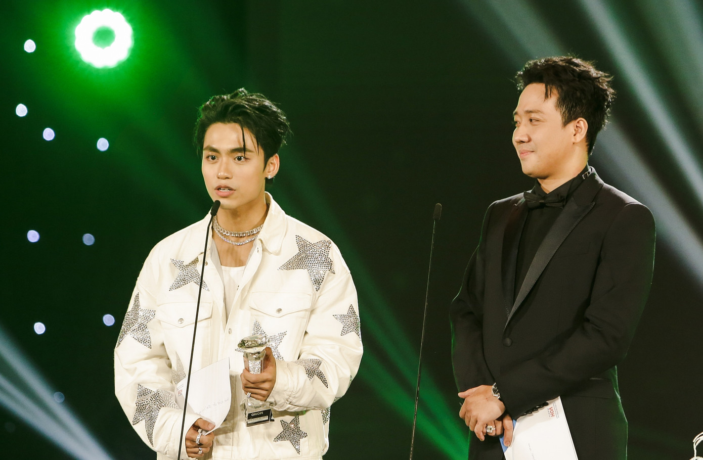 Em trai Sơn Tùng ra mắt ấn tượng với các giải thưởng Ca sĩ được khán giả yêu thích nhất, Top 10 ca khúc của năm (Waiting for you), Gương mặt mới xuất sắc.