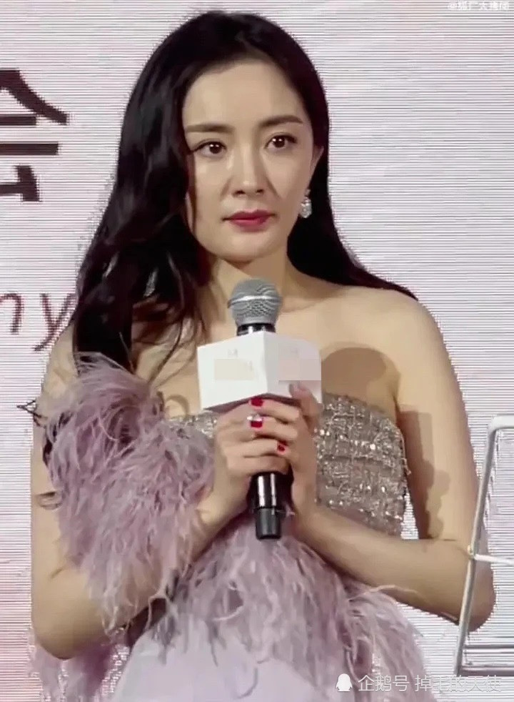 Ở tuổi 37, Dương Mịch đã xuất hiện nhiều dấu hiệu lão hóa. Tuy nhiên, nữ diễn viên theo đuổi hình ảnh "người mẹ thiếu nữ" trẻ trung, năng động. Do đó, tất cả hình ảnh của cô đều được xử lý kỹ lưỡng. Song, có nhiều hình ảnh từ buổi phỏng vấn, sự kiện trực tiếp đã để lộ nhan sắc thật của Dương Mịch.